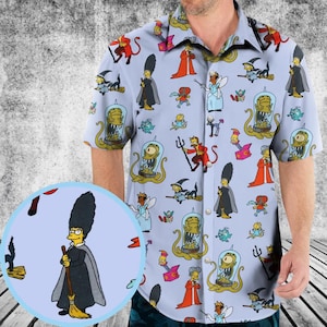 Könnte beinhalten: Ein hellblaues, kurzärmeliges Hemd mit Knopfleiste und einem Allover-Druck verschiedener Zeichentrickfiguren aus The Simpsons Treehouse of Horror, darunter Kang und Kodos in Glaskuppeln sowie Marge Simpson als Hexe.