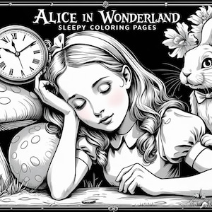 Puede incluir: Ilustración en blanco y negro de Alicia en el país de las maravillas. Alicia está durmiendo, apoyando la cabeza en su brazo, junto a una seta y un reloj de bolsillo. Un conejo blanco con pajarita y flores está a su lado. El texto "Alice in Wonderland Sleepy Coloring Pages" está en la parte superior.