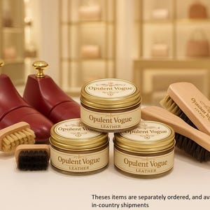 Puede incluir: Una colecci&oacute;n de productos para el cuidado del cuero, que incluye hormas, cepillos y botes de crema para cuero. Las hormas son de color rojo oscuro con pomos dorados. Los botes son dorados y tienen el texto "Opulent Vogue Leather".