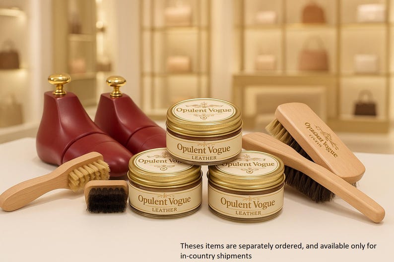 Puede incluir: Una colecci&oacute;n de productos para el cuidado del cuero, que incluye hormas, cepillos y botes de crema para cuero. Las hormas son de color rojo oscuro con pomos dorados. Los botes son dorados y tienen el texto "Opulent Vogue Leather".