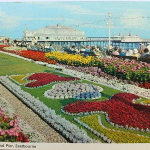 Carte postale vintage d'Eastbourne, 1973 - Carpet Gardens & Pier, souvenir de bord de mer au Royaume-Uni, timbre de la reine, Dennis Productions, objet de voyage