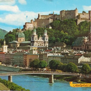 Carte postale vintage Salzbourg Autriche des années 1950 - Vue sur la forteresse de Hohensalzbourg, envoyée par la poste en Angleterre, éphémères de collection de voyage
