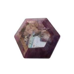 Può includere: Una pietra preziosa esagonale con uno schema di colori viola, rosa e bianco. La pietra preziosa ha una qualità iridescente unica.