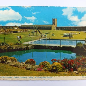 Postal vintage de 1967, Campamento vacacional Denes, Playa Kessingland, Suffolk, Reino Unido, Escena de patio, Serie San Valentín, Coleccionable