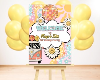 Peut inclure: Une affiche colorée pour une fête d'anniversaire sur le thème rétro. L'affiche indique "Bienvenue à la 10e fête d'anniversaire de Fraya" avec une police groovy. Le design comprend une boule disco, des fleurs, un van vintage et une palette de couleurs pastel. Des ballons jaunes sont en arrière-plan.