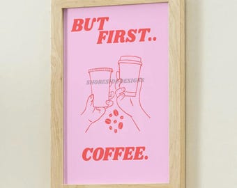 Puede incluir: Un estampado rosa enmarcado con las palabras rojas "BUT FIRST.. COFFEE.". La imagen muestra dos manos sosteniendo tazas de café, con granos de café en medio. El marco es de madera clara.
