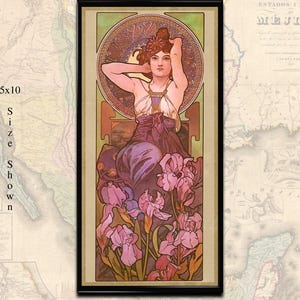 Könnte beinhalten: Gerahmter Vintage-Kunstdruck mit einer Frau, die die Arme hebt, umgeben von einem floralen Motiv. Das Kunstwerk zeigt eine Farbpalette aus Lila, Rosa und Gold. Der Text "Vintage Art & Posters" ist oben zu sehen.