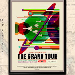 Może przedstawiać: Oprawiony plakat w stylu vintage zatytułowany "The Grand Tour" z motywem podróży kosmicznych w stylu retro. Grafika przedstawia kolorowe planety, rakiety i linie, z tekstem zawierającym "Jowisz, Saturn, Uran, Neptun" i "Now Boarding". Plakat ma wymiary 21,6 cm x 28 cm.