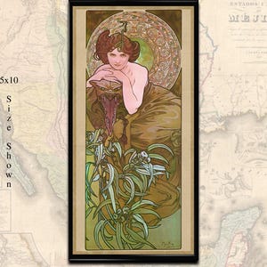 Könnte beinhalten: Gerahmter Vintage-Kunstdruck mit einer Frau mit rotbraunem Haar, geschmückt mit einem dekorativen Kopfschmuck und in fließende Gewänder gehüllt. Das Kunstwerk zeigt eine detaillierte Illustration mit einem Drachen und floralen Elementen in Grün-, Braun- und Rosatönen. Der Druck ist 12.7 x 25.4 cm groß.