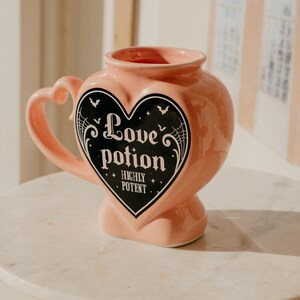 Roze XL-mok Love Potion | Summerween Home-mokken en cadeaus | Heksendrank Hocus Pocus-mok