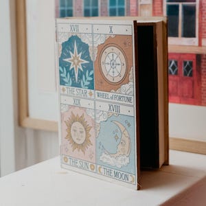 Decoración de libros con cartas del tarot en tonos pastel de estilo vintage / Decoración del hogar Booktok / Regalos para amantes de los libros / Decoración del hogar con lectura del tarot / Regalos del zodiaco