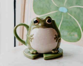 Cottagecore-mok kikker met waterlelie Onderzetter | Woondecoratie Summerween | Halloween lenteheks | Grappig kikkercadeau