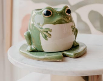 Frog on Lily Pad Cottagecore Green Wax Melt Burner | Spring Witch Home Decor | Cottagecore Home Wax Melt Burner