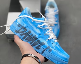Air Force 1 con grafiti azul personalizado: zapatillas urbanas pintadas a mano