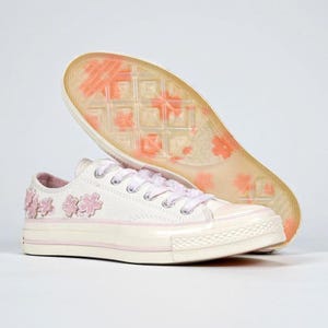 Tênis Converse com flores bordadas: sapatos de casamento personalizados