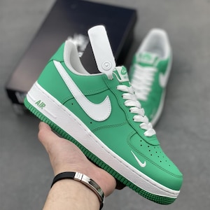 Personalisierte grüne AF1 Sneakers - Handbemalte Unisex Air Force 1 Schuhe - Personalisiertes grünes inspiriertes Streetwear Geschenk für Ihn Geschenk für Sie