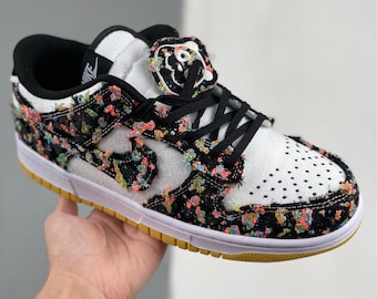 Personalisierter Dunk SB-Turnschuh aus Tweed mit Blumenmuster und gelber Gum-Sohle