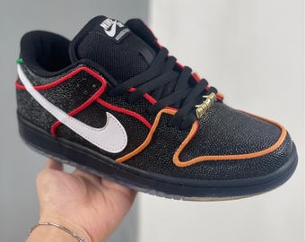 Handgeschilderde zwartleren Dunk SB-sneakers, skateschoenen met neoncontouren