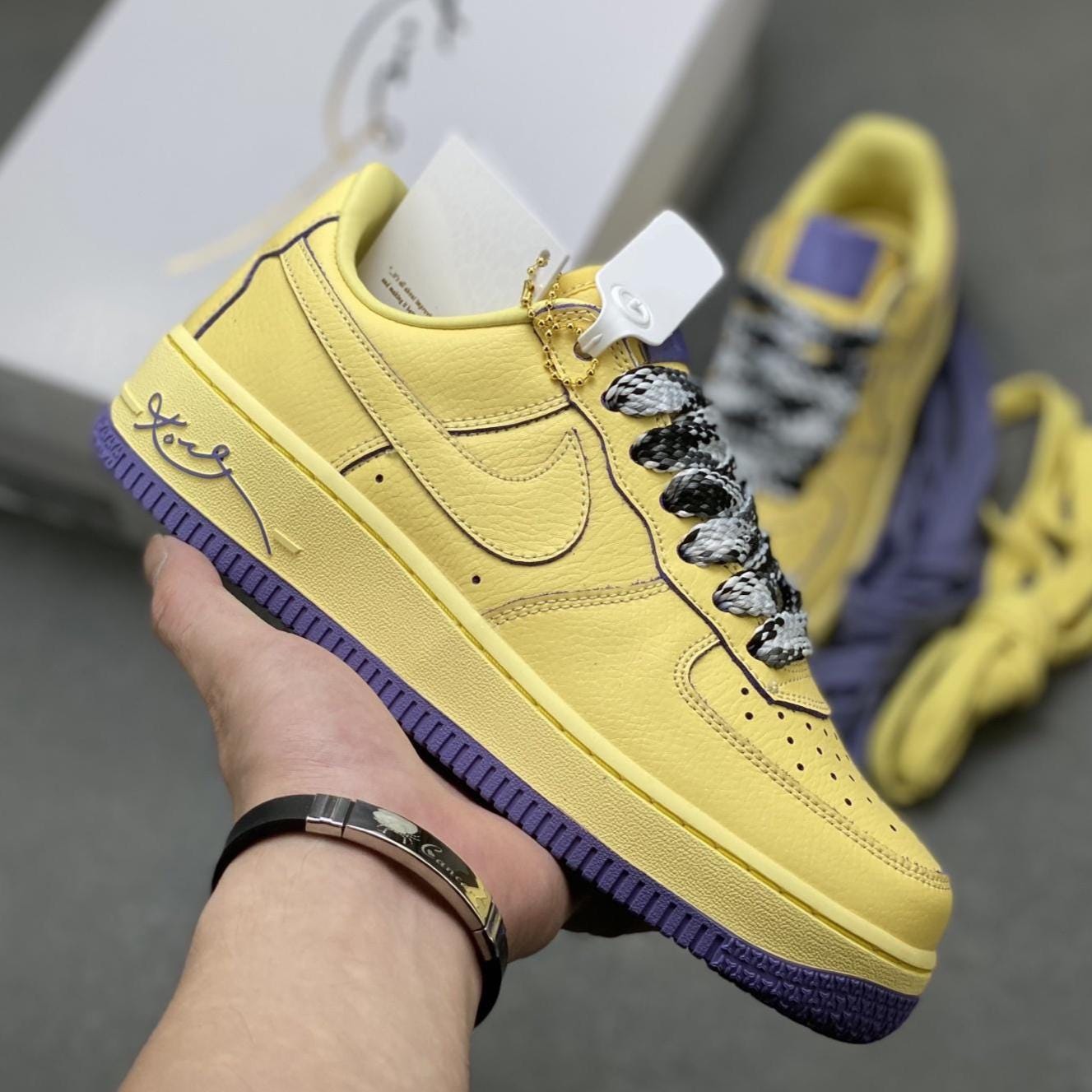 ナイキ NIKE ロサンゼルスレイカーズ Lakers バスパン イエロー 黄色