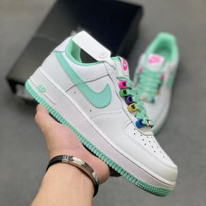 Hellgrüner Air Force 1 mit bunten Schuhschnallen – Unisex Sneakers – Trendy Streetwear Schuhe – Geschenk für Ihn – AF1 Schuhe