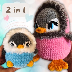 Puede incluir: Dos peluches de pingüino de ganchillo. Uno es azul y el otro rosa, ambos con capuchas grises ribeteadas con piel sintética. Tienen picos y patas naranjas y ojos azules. El texto "2 en 1" está encima de los pingüinos.