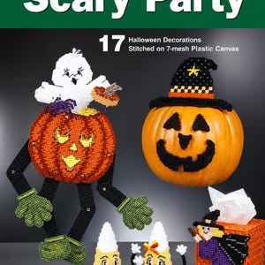 Może przedstawiać: Kolekcja 17 dekoracji na Halloween wyszytych na plastikowej kanwie o gęstości 7 oczek, zawierająca ducha w dyni, dynię w kapeluszu czarownicy, dwie figurki cukierków kukurydzianych oraz pudełko na chusteczki z motywem czarownicy, z napisem Scary Party.