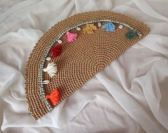 Pochette/sac à main d'été en raphia kinitting boho avec pompons colorés et détails de coquillages