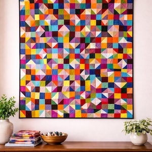 Puede incluir: Un juego de tres tazas de cerámica con un acabado mate moteado. Las tazas son en tonos crema, gris claro y gris oscuro. Cada taza tiene un diseño simple y minimalista y un asa redondeada.