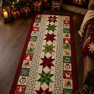 Puede incluir: Un camino de mesa acolchado rectangular con una columna central de patrones de estrellas alternos en rojo, verde y beige. El borde consta de parches cuadrados alternos que muestran motivos navideños como cardenales, renos, coronas y el texto Joy Peace.