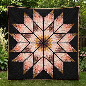 Peut inclure: Une grande courtepointe noire avec un motif central en forme d'éclat d'étoile. L'étoile est composée de tissus à motifs floraux dans les tons pêche, marron et or. La courtepointe a une bordure dorée et est exposée à l'extérieur.