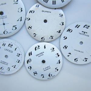 9 Vintage weiße Uhrengesichter mit schwarzen Ziffern, gemischte Lot, 18 mm bis 23 mm rund