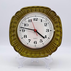 Zeldzame Wandklok QUARTZ - Midden Eeuws West-Duits Keramiek - Vintage Geel Design - Serienummer KWL449