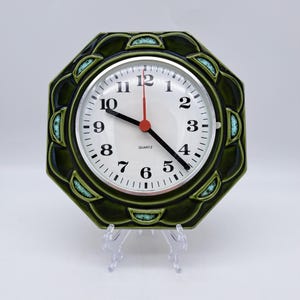 Zeldzame Wandklok QUARTZ - Midden Eeuws West-Duits Keramiek - Vintage Groen Design - Serienummer KWL426