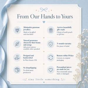 Puede incluir: Una tarjeta azul claro con el texto "From Our Hands to Yours" y detalles del producto. La tarjeta destaca la joyer&iacute;a minimalista con piedras preciosas, las piedras preciosas naturales y los dise&ntilde;os hechos a mano. Tambi&eacute;n menciona una garant&iacute;a de 3 meses y devoluciones en 30 d&iacute;as.