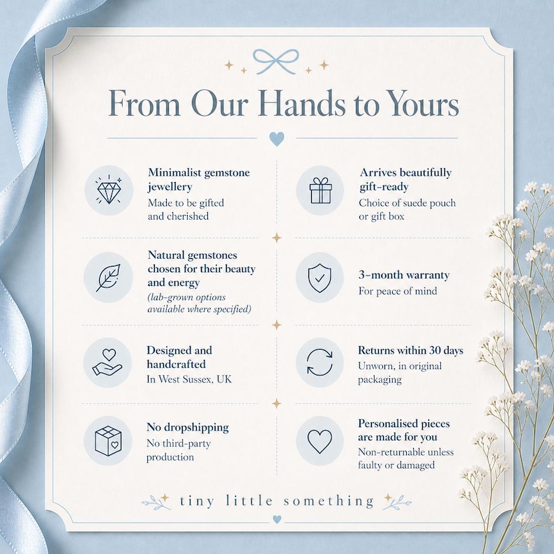 Puede incluir: Una tarjeta azul claro con el texto "From Our Hands to Yours" y detalles del producto. La tarjeta destaca la joyer&iacute;a minimalista con piedras preciosas, las piedras preciosas naturales y los dise&ntilde;os hechos a mano. Tambi&eacute;n menciona una garant&iacute;a de 3 meses y devoluciones en 30 d&iacute;as.