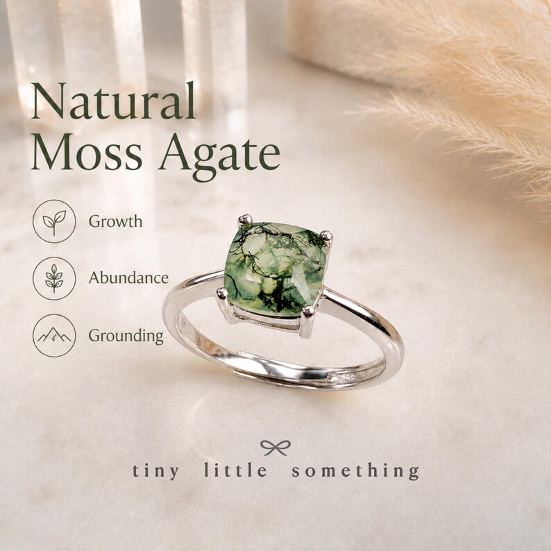 Puede incluir: Anillo de plata con una gema de &aacute;gata musgosa natural de corte cuadrado, con inclusiones verdes y blancas. El texto "Natural Moss Agate" y "tiny little something" est&aacute; presente.
