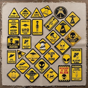 Może przedstawiać: Zestaw trzech ceramicznych kubków z nakrapianym, matowym wykończeniem. Kubki są w odcieniach kremu, jasnoszarym i ciemnoszarym. Każdy kubek ma prosty, minimalistyczny design, idealny do kawy lub herbaty.