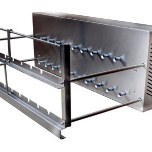 Könnte beinhalten: Drehbares Spießsystem aus Edelstahl mit mehreren Spießchen zum Grillen von Fleisch. Das System verfügt über einen Metallrahmen und eine rechteckige Basis.