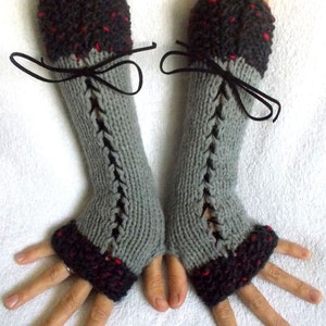 Guantes sin dedos para mujer Calentadores de brazo de corsé gris con cintas de gamuza Estilo victoriano Tejido a mano