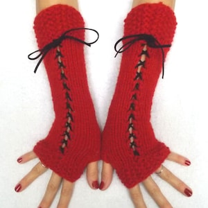 Guantes sin dedos largos de punto rojo con corsé y cintas de gamuza negra estilo victoriano