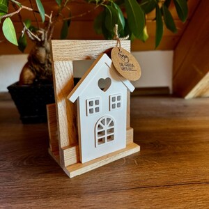 Porta tovaglioli in legno con grande casa in rilievo