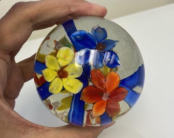 Presse-papiers d'art vintage en verre, fleurs colorées emballées dans un grand globe de verre transparent - Décoration moderne milieu du siècle
