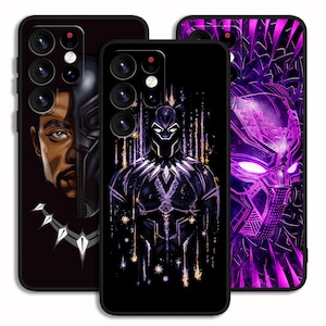 Könnte beinhalten: Drei schwarze Handyhüllen mit Black Panther-Designs. Eine Hülle zeigt ein Porträt, eine andere die Figur in einem Anzug und die dritte eine Nahaufnahme der Maske. Die Designs verwenden Lila-, Gold- und Weißtöne.