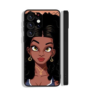 Puede incluir: Una funda de tel&eacute;fono negra con una ilustraci&oacute;n de dibujos animados de una mujer con piel oscura, cabello negro rizado y joyas de oro. La funda tiene un borde negro y un recorte para la c&aacute;mara.