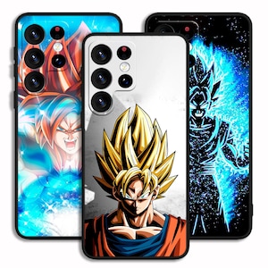 Op de afbeelding: Drie telefoonhoesjes met anime-personages. De hoesjes tonen levendige illustraties van een personage met stekelig geel haar en een blauwe aura. De hoesjes hebben zwarte randen en zijn voor verschillende telefoonmodellen.