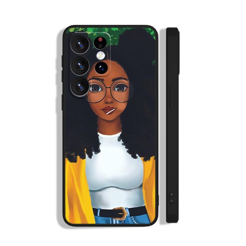 Puede incluir: Una funda de tel&eacute;fono negra con una ilustraci&oacute;n de una mujer negra con gafas, cabello negro rizado y una chaqueta amarilla. La funda tiene un borde negro y un recorte para la c&aacute;mara.