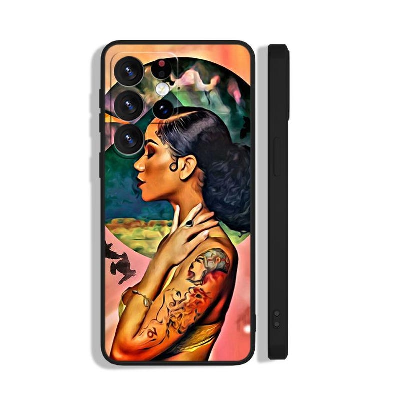 Puede incluir: Funda de tel&eacute;fono negra con un retrato de una mujer de pelo oscuro y un tatuaje. La obra de arte utiliza colores c&aacute;lidos y un fondo surrealista. La funda tiene un borde negro y recortes para la c&aacute;mara.