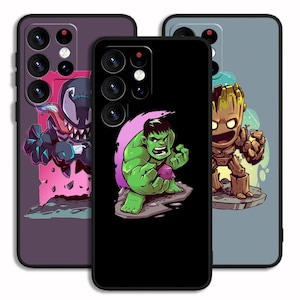 Op de afbeelding: Drie telefoonhoesjes met superheldenontwerpen. Eén hoesje toont Venom, een ander de Hulk en de derde Groot. De hoesjes zijn zwart, paars en grijs, met kleurrijke illustraties.
