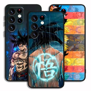 Op de afbeelding: Drie telefoonhoesjes met Dragon Ball Z-kunstwerken. Eén hoesje toont Goku met een blauwzwarte achtergrond. Een ander hoesje toont Goku's rug met een gloeiend symbool. Het derde hoesje heeft een kleurrijk ontwerp met Goku in verschillende poses.