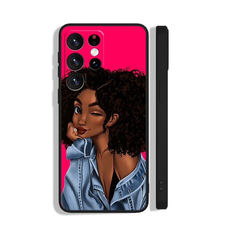 Puede incluir: Una funda de tel&eacute;fono con una vibrante ilustraci&oacute;n de una mujer gui&ntilde;ando un ojo, con cabello rizado oscuro. La obra de arte est&aacute; sobre un fondo rosa brillante, con una chaqueta vaquera y una parte superior negra. La funda tiene un borde negro y recortes para la c&aacute;mara.
